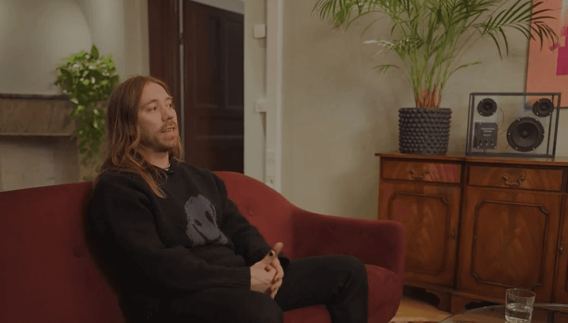Nicklas Hermansson sitter i en soffa och blir intervjuad.